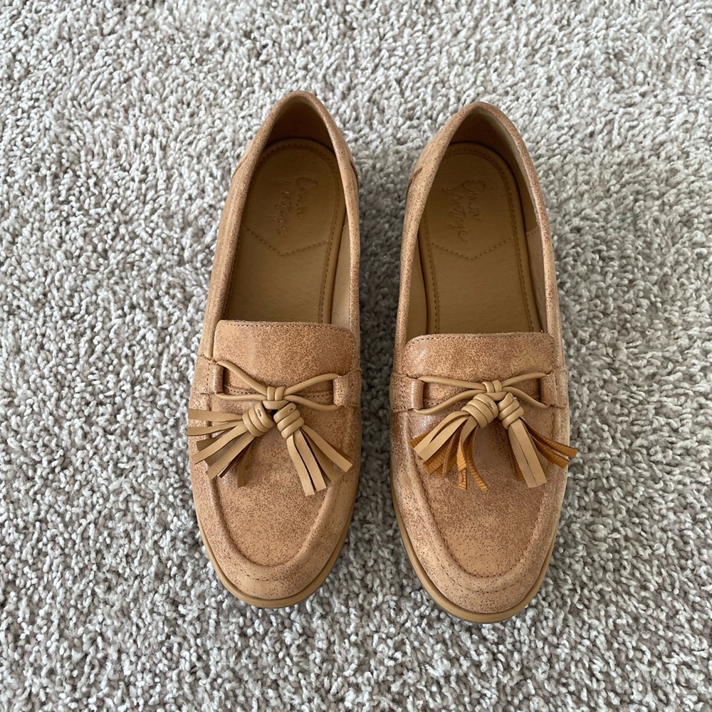 Crown Vintage Tan Loafers with Tassels